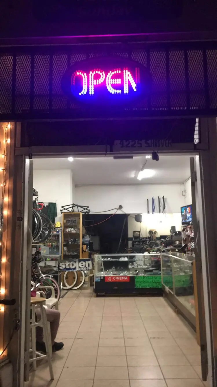La Cadena Bicycle Shop storefront