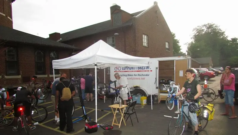 R Community Bikes storefront