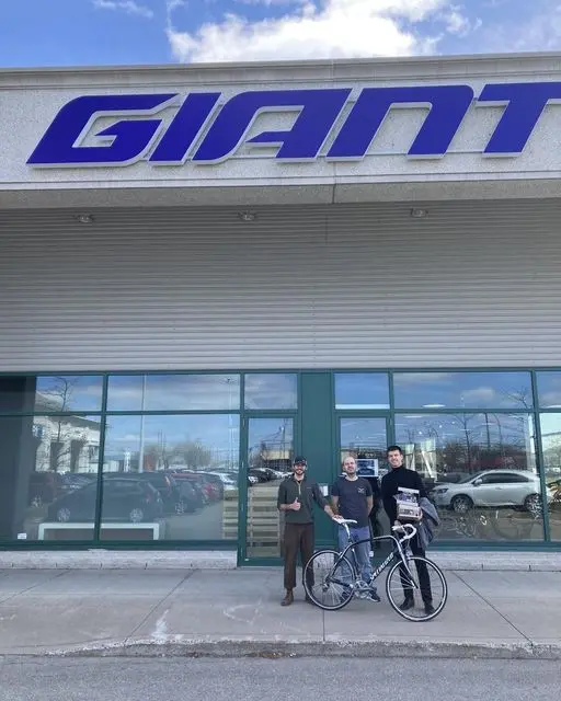 Giant West Island storefront